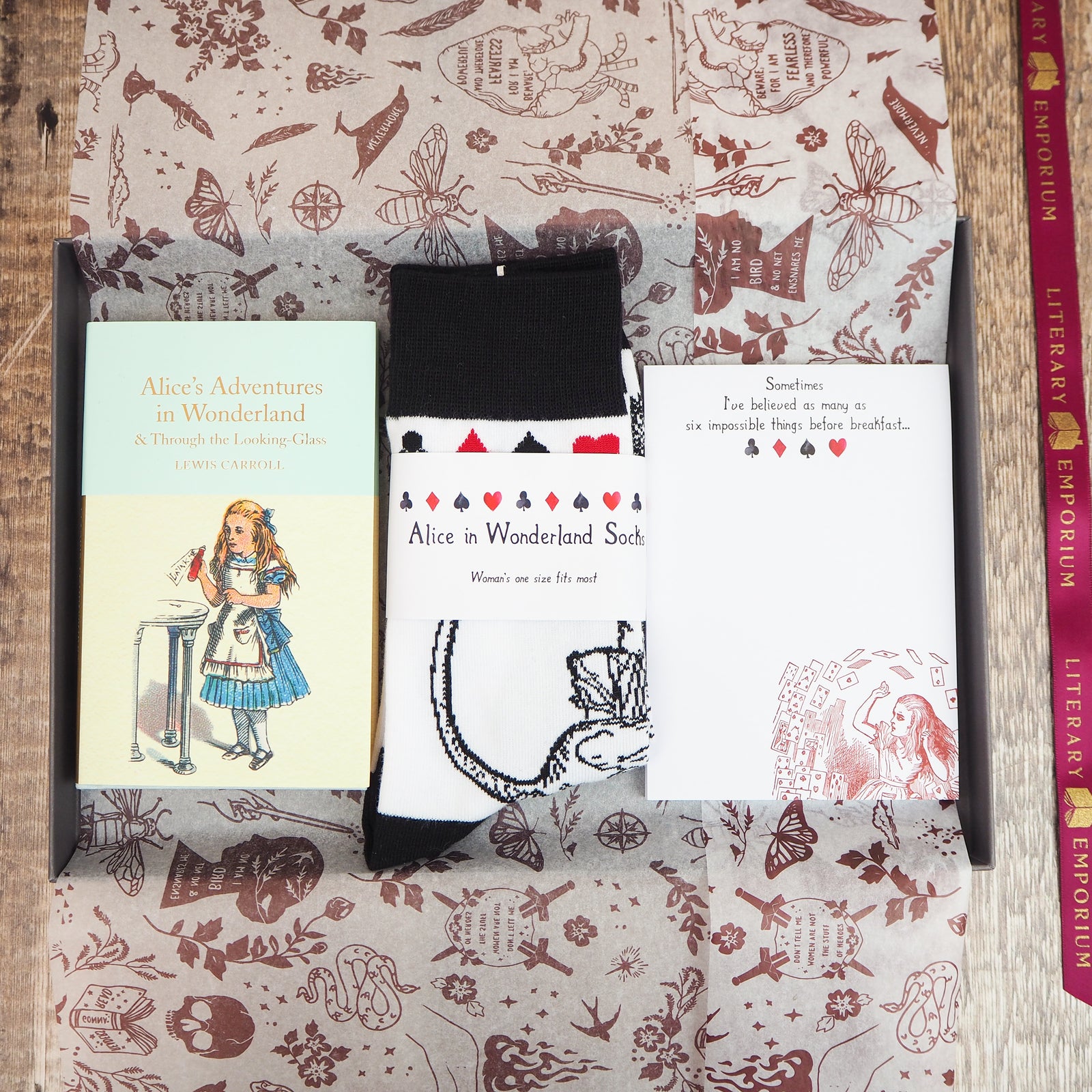 https://www.literaryemporium.co.uk/cdn/shop/products/AliceinWonderlandGiftSet1_1600x.jpg?v=1659379656